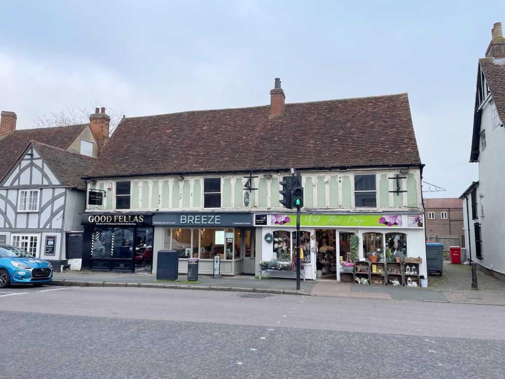 Lot: 82 - COMMERCIAL INVESTMENT WITH VACANT UPPER PARTS - Florists, Caf? and Barbers in Newland Street all currently let